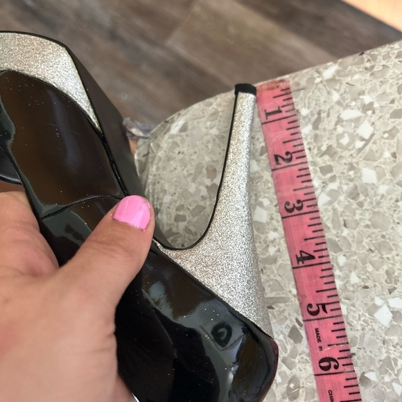 Guess Black and Silver Peep Toe HeelsSize 7 - Picture 13 of 14